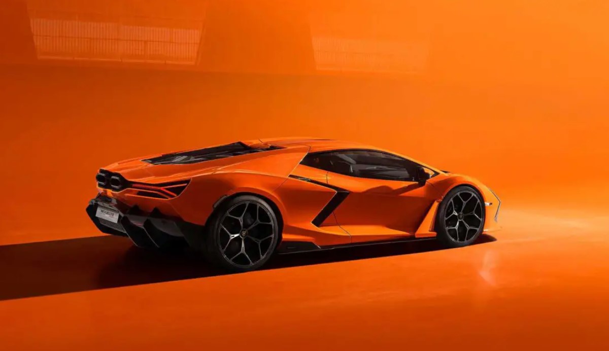 2024 Lamborghini Revuelto